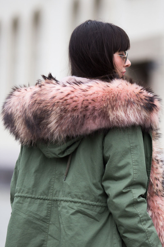 Futrzane obszycie na kaptur z naturalnego futra jenota w kolorze łososiowym.