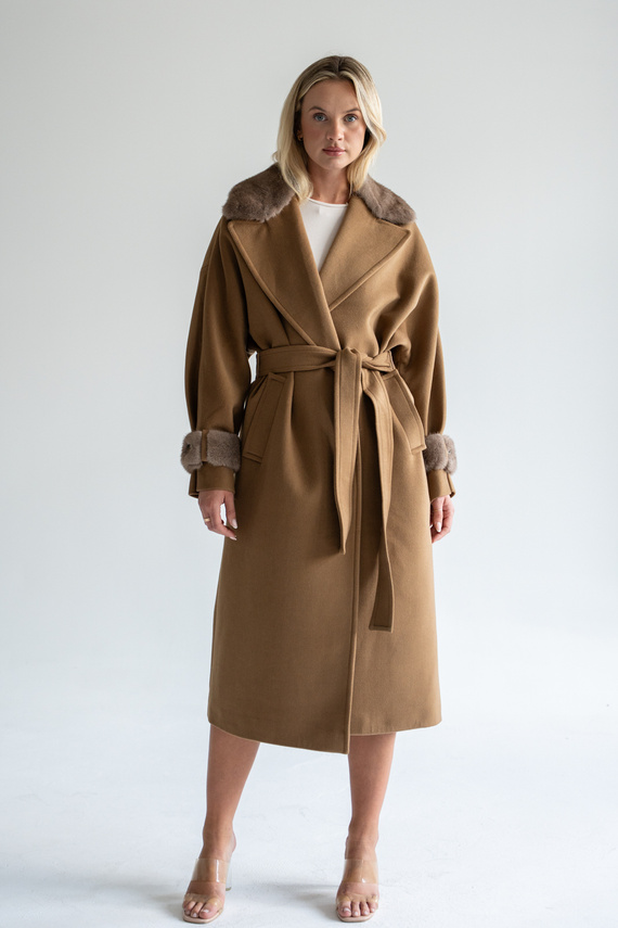 Kamelowy płaszcz z kaszmiru i wełny z dodatkiem norki