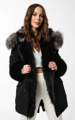 Czarna parka obszyta naturalnym futrem lisa z guzikami Swarovski