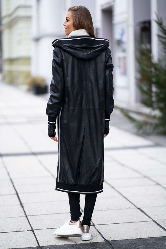 Czarny płaszcz skórzany z kapturem