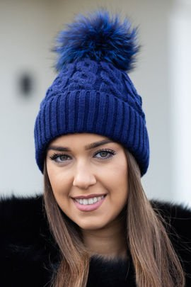 Czapka  wełniana z pomponem z naturalnego futra lisa.