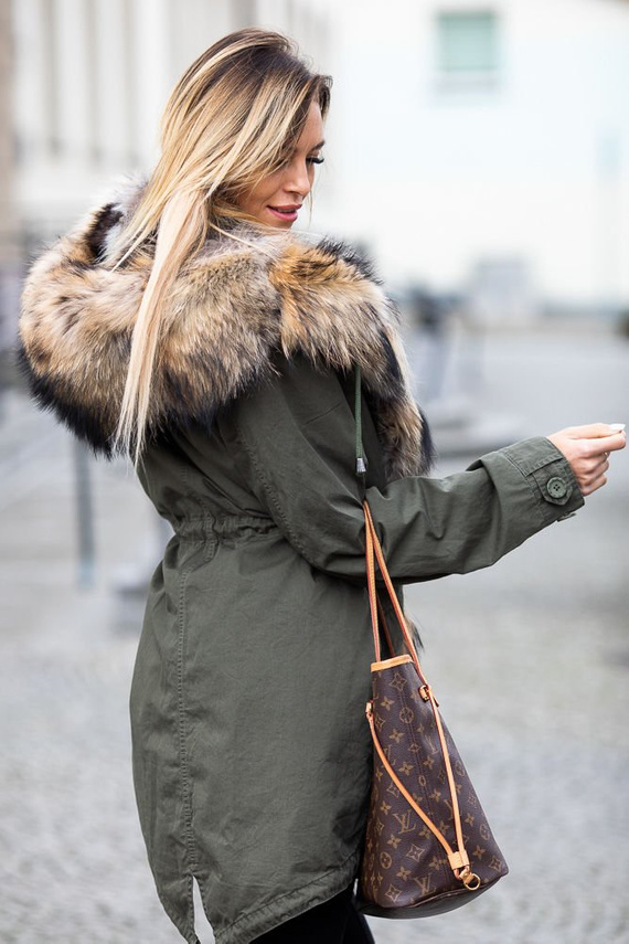 Parka damska obszyta naturalnym futrem jenota.