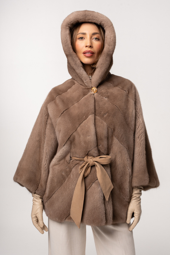 Beżowe futro w stylu poncza z kapturem z naturalnych norek pastel