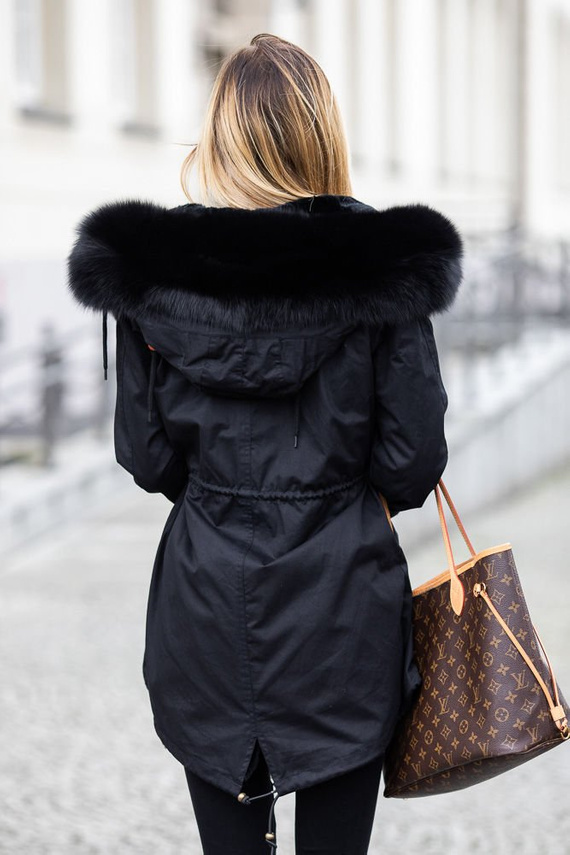 Parka damska obszyta naturalnym futrem lisa w kolorze czarnym.