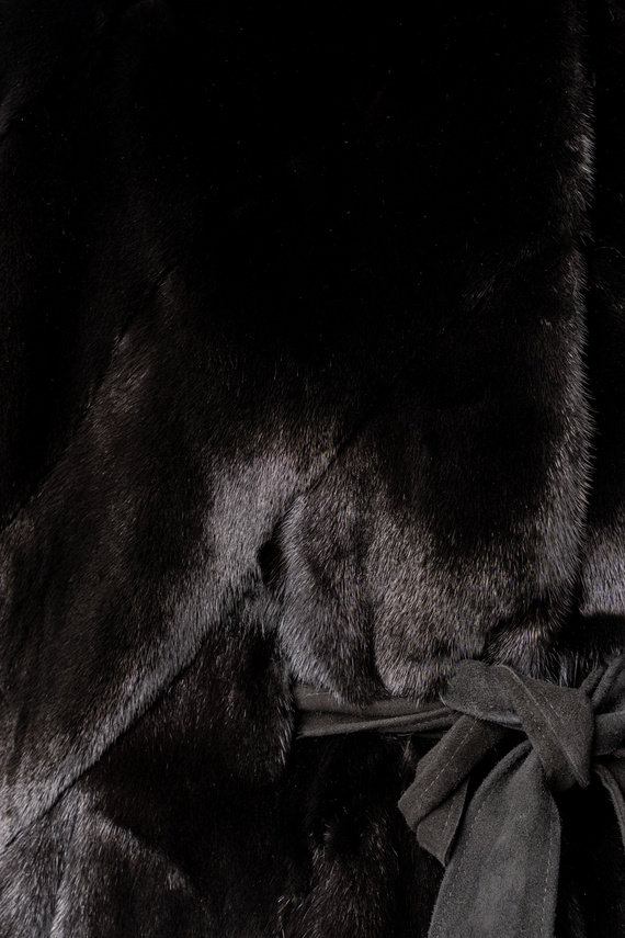 Czarne futro w stylu poncza z naturalnych norek