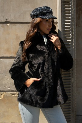 Czarne futro z grzbietów norek