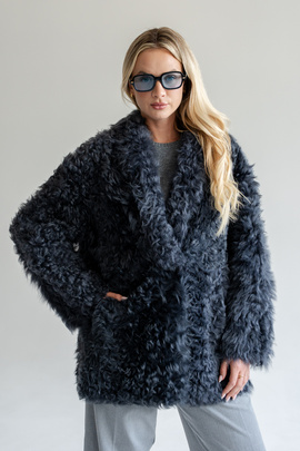 Naturalny grafitowo-szary kożuch ze skór jagnięcych