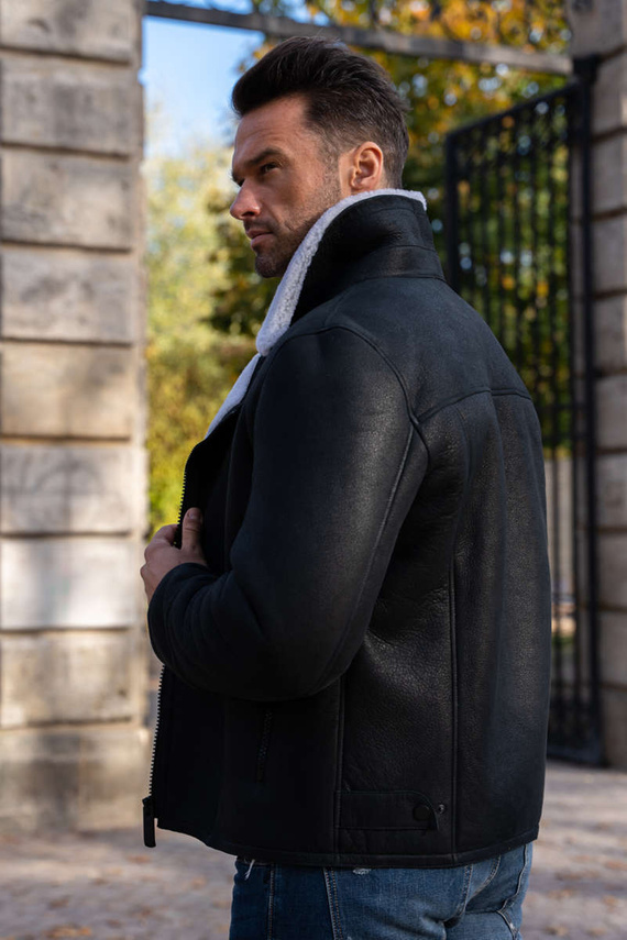 Czarny męski kożuch typu pilotka z jasnym futerkiem