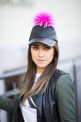 Czapka skórzana z pomponem z jenota naturalnego.