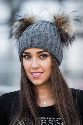 Czapka wełniana z mankietem w kolorze ciemno szarym z dwoma pomponami w rozmiarze XXL  z naturalnego  futra jenota.