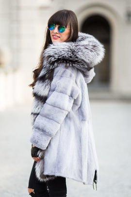 Parka damska z naturalnego futra norki w kolorze szafirowym obszyta srebrnym lisem