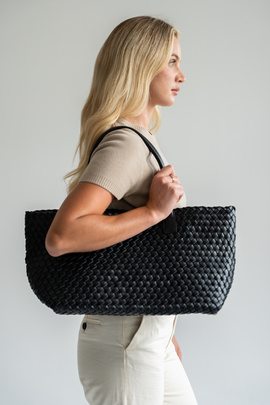 Czarna pleciona torebka z naturalnej skóry