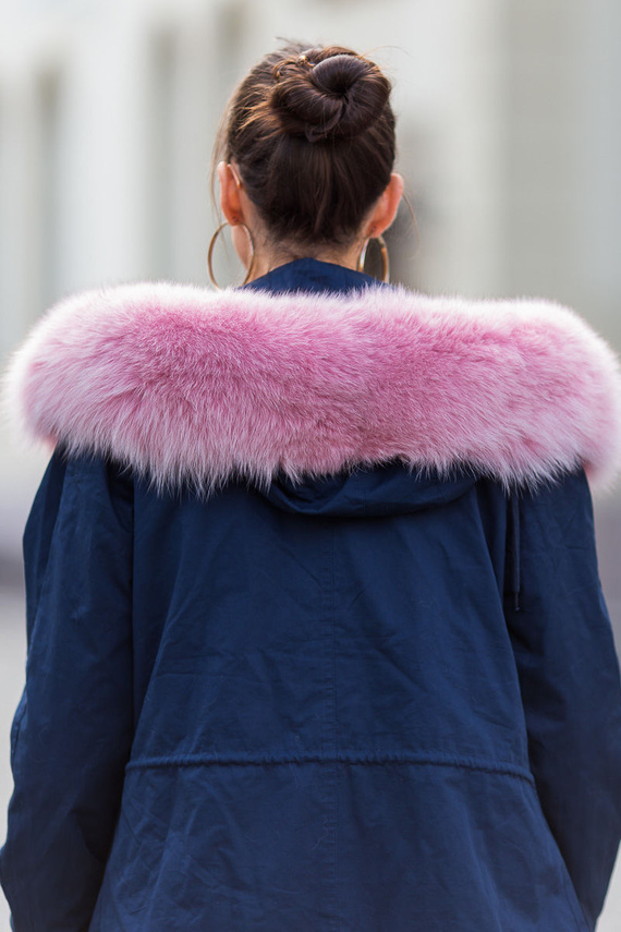 Futrzane obszycie na kaptur z naturalnego futra lisa w kolorze jasno różowym.