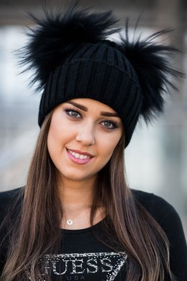 Czapka wełniana z mankietem w kolorze czarnym z dwoma pomponami w rozmiarze XXL  z naturalnego  futra jenota barwionego na kolor czarny.