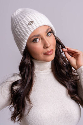 Biała czapka z angory