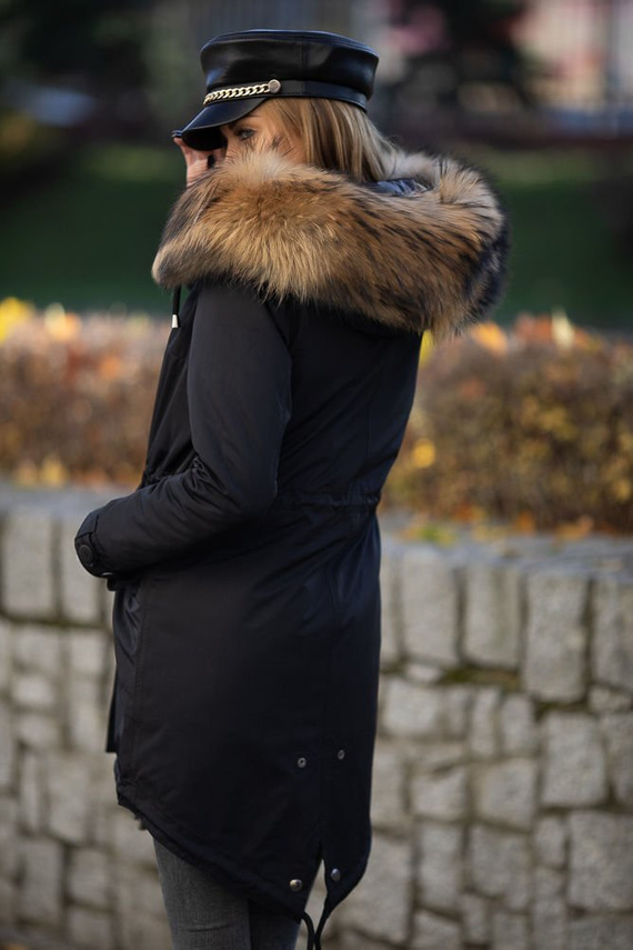 Czarna parka damska obszyta naturalnym futrem jenota