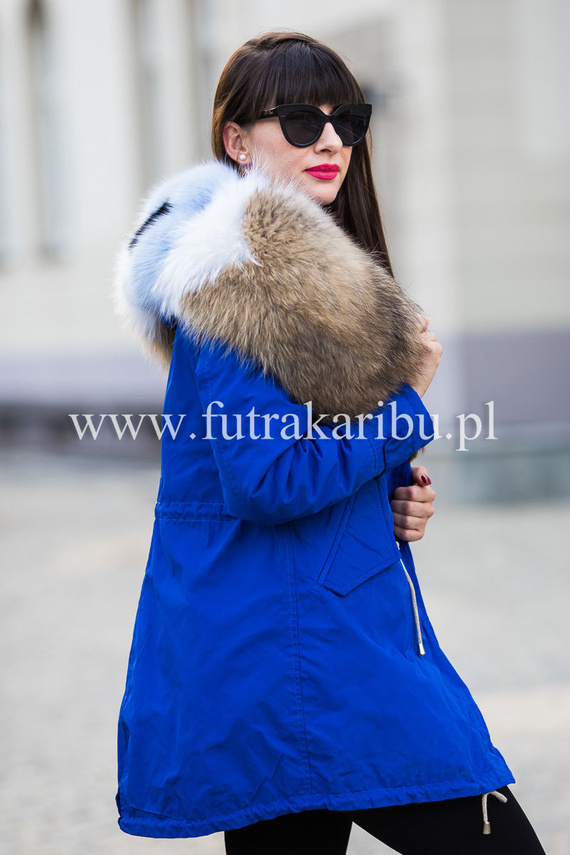 Parka damska w kolorze niebieskim obszyta futrem z lisa i jenota.