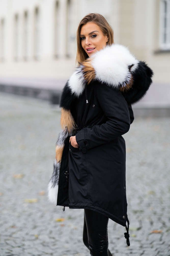 Czarna parka z bogatym futrzanym obszyciem