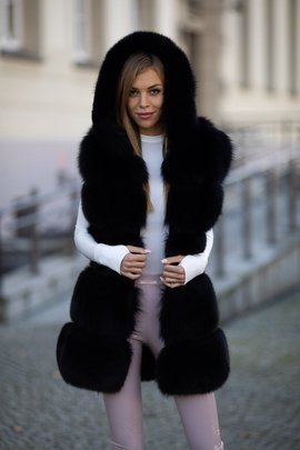 Futrzana kamizelka z kapturem z naturalnego futra lisa