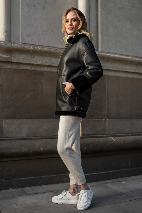 Kożuch damski typu ramoneska oversize ze złotymi dodatkami