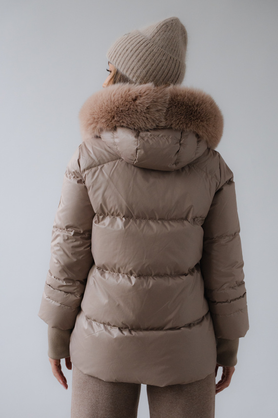 Beżowa kurtka puchowa z kapturem i futrzanym wykończeniem