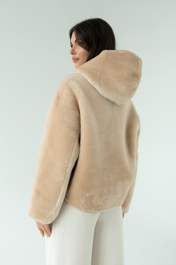 Beżowy kożuch  z kapturem ze skór jagnięcych typu merino
