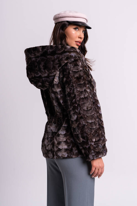 Brązowe futro z grzbietów norek z kapturem