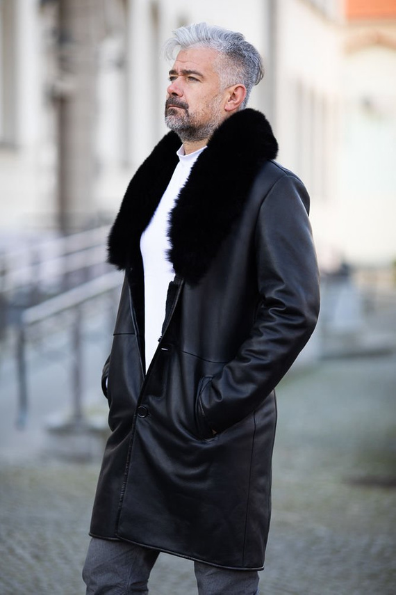 Czarny długi kożuch męski ze skór jagnięcych 