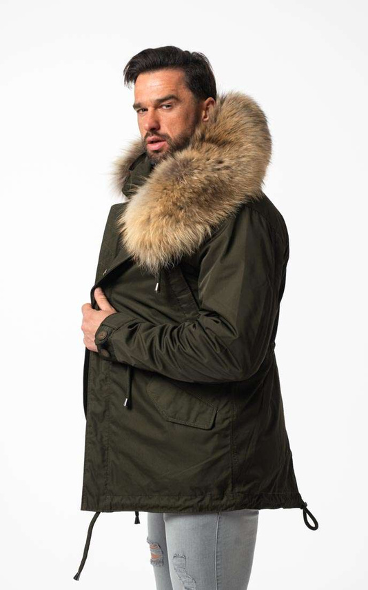 Militarna męska parka bogato obszyta naturalnym futrem jenota