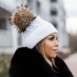 Czapka wełniana z pomponem z naturalnego futra jenota.