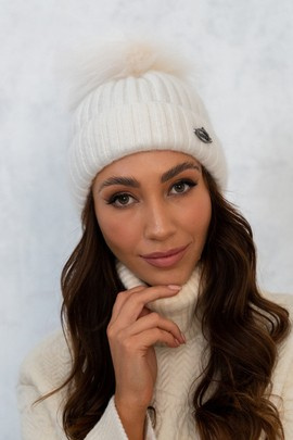 Biała czapka z angory  z pomponem z futra jenota