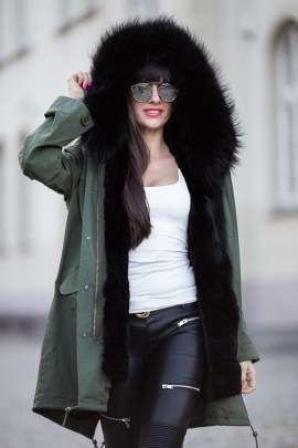 Parka damska z naturalnym futrem z lisa w kolorze czarnym.