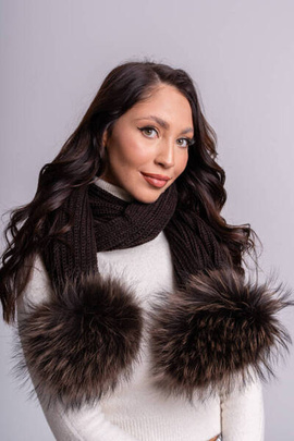 Wełniany szal z pomponami z naturalnego futra jenota