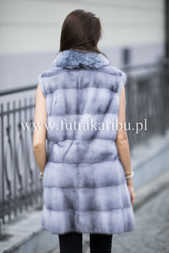 Kamizelka z naturalnego futra norek - grzbiety w kolorze szafirowym.