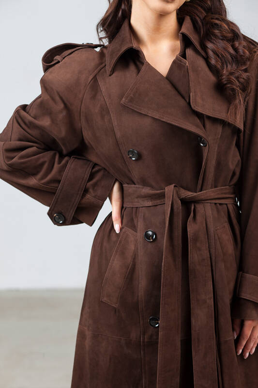 Brązowy płaszcz ze skóry zamszowej