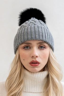 Czapka wełniana w warkoczowy wzór z pomponem z naturalnego futra lisa