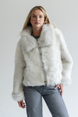 Naturalny kremowy kożuch ze skór jagnięcych toscana