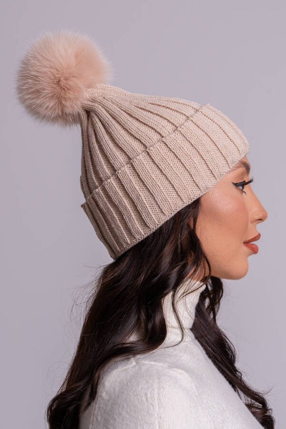 Beżowa czapka wełniana w prążki z futrzanym pomponem  