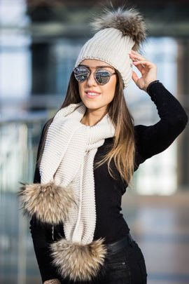 Komplet wełniany szalik oraz czapka z pomponami z futra jenota naturalnego