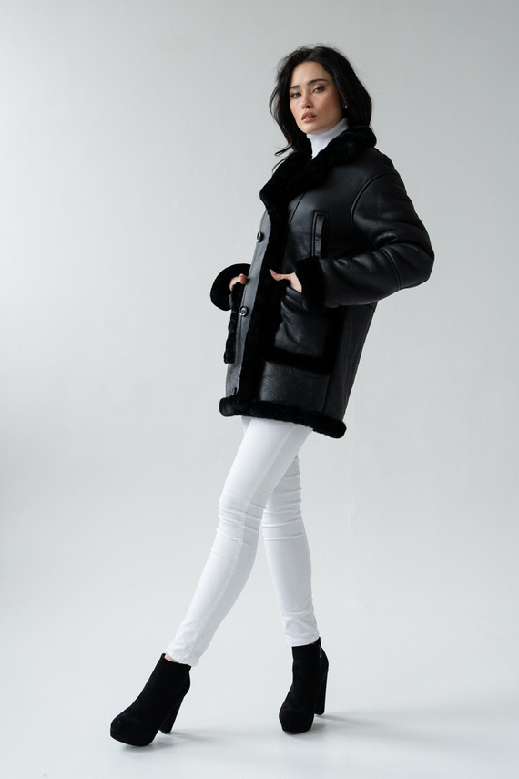 Czarny kożuch ze skór jagnięcych