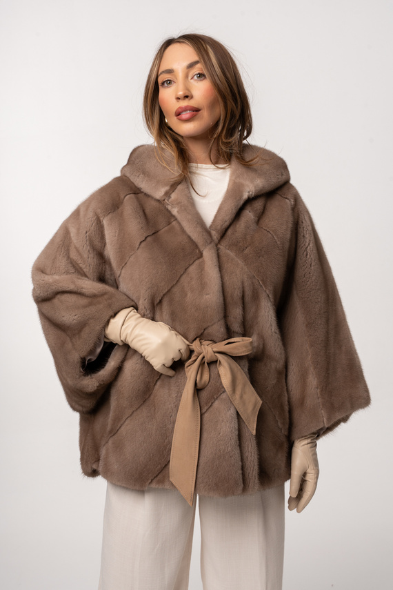 Beżowe futro w stylu poncza z kapturem z naturalnych norek pastel