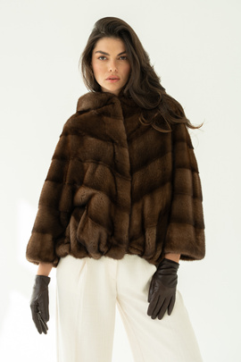 Brązowe futro z kapturem z naturalnych norek