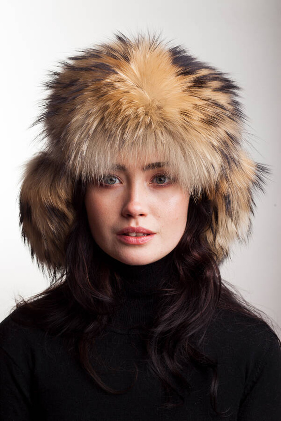 Uszanka z naturalnego futra jenota ze złotą skórą