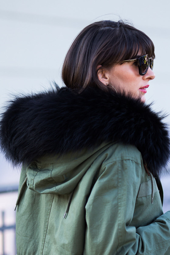 Futrzane obszycie na kaptur z naturalnego futra lisa w kolorze czarnym.