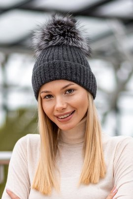 Kaszmirowa czapka w kolorze grafitowym z futrzanym pomponem