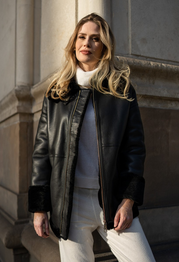 Kożuch damski typu ramoneska oversize ze złotymi dodatkami