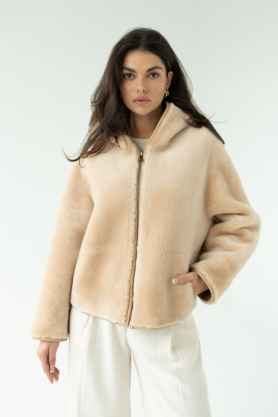 Beżowy kożuch  z kapturem ze skór jagnięcych typu merino