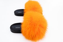 Pomarańczowe klapki z naturalnym futrem lisa