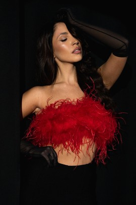 Czerwony top ze strusimi piórami