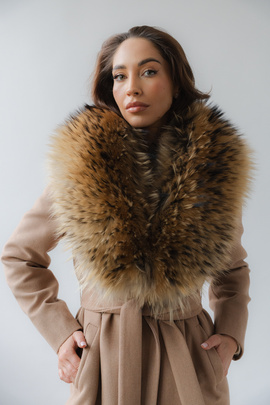 Brązowy kołnierz z naturalnego futra jenota